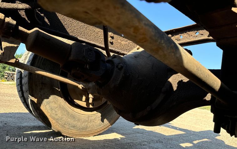 image for item MU9863 1996 International  8100 Truck cab and chassis