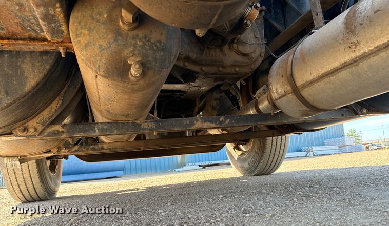 image for item MU9863 1996 International  8100 Truck cab and chassis