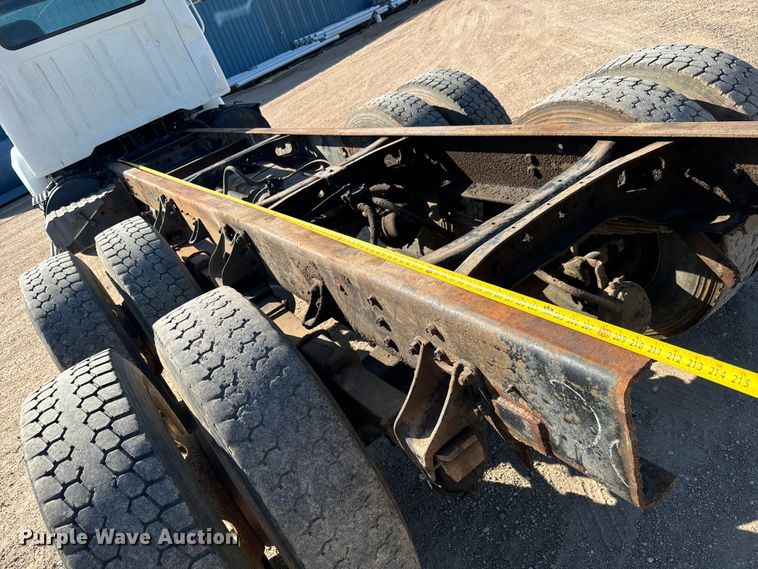 image for item MU9863 1996 International  8100 Truck cab and chassis