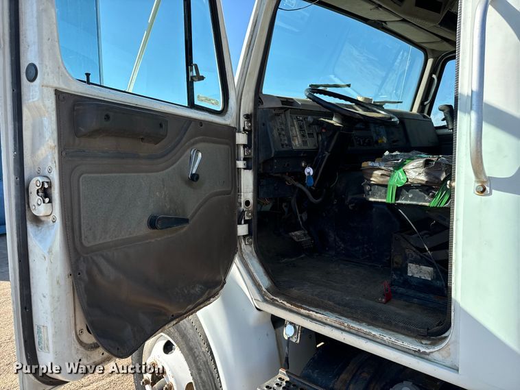 image for item MU9863 1996 International  8100 Truck cab and chassis