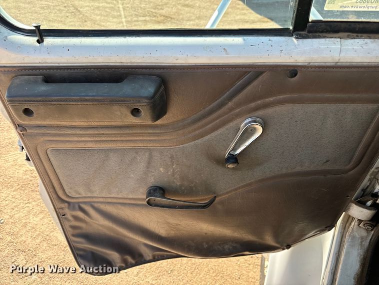 image for item MU9863 1996 International  8100 Truck cab and chassis