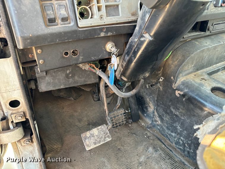 image for item MU9863 1996 International  8100 Truck cab and chassis