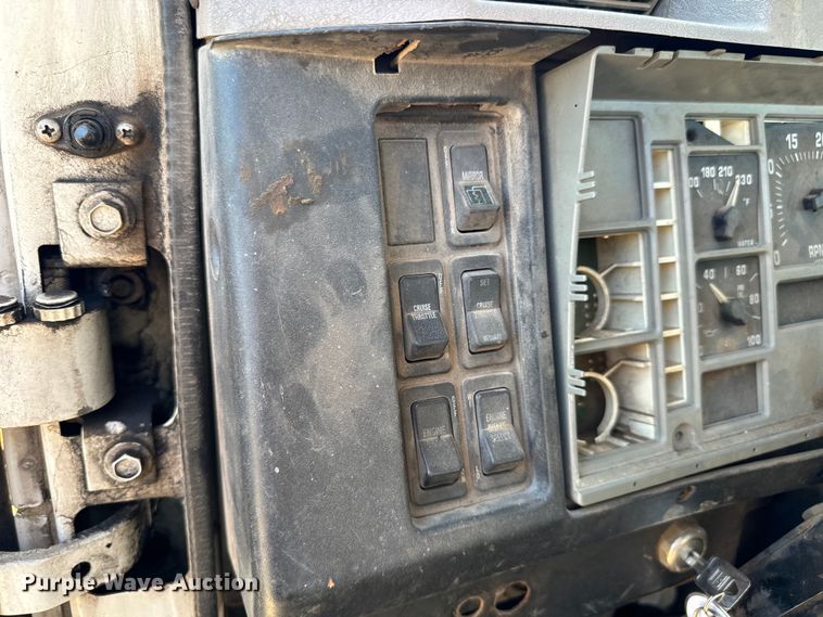 image for item MU9863 1996 International  8100 Truck cab and chassis