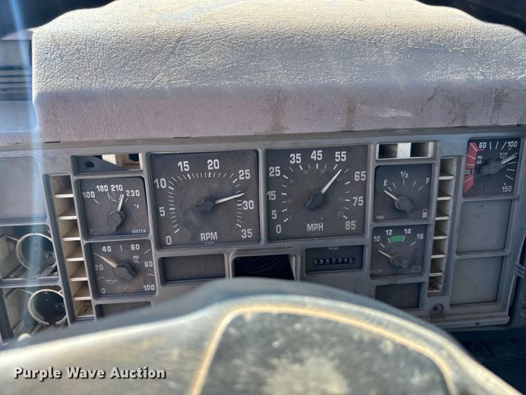 image for item MU9863 1996 International  8100 Truck cab and chassis