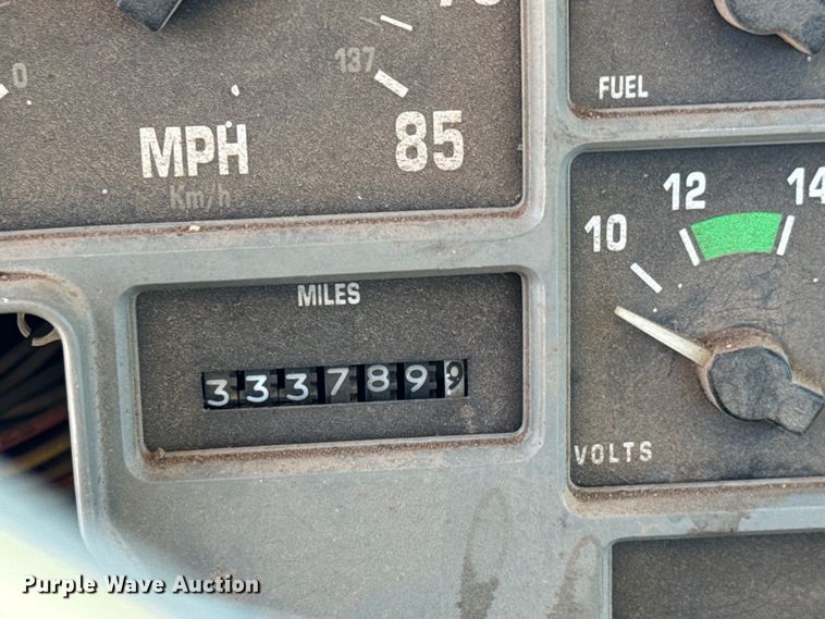 image for item MU9863 1996 International  8100 Truck cab and chassis