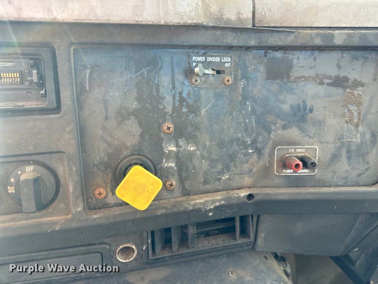 image for item MU9863 1996 International  8100 Truck cab and chassis