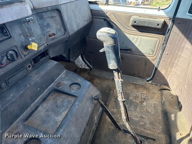 image for item MU9863 1996 International  8100 Truck cab and chassis