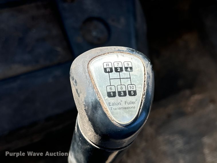 image for item MU9863 1996 International  8100 Truck cab and chassis