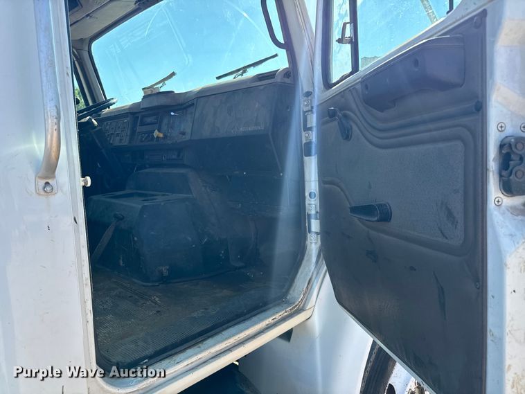 image for item MU9863 1996 International  8100 Truck cab and chassis