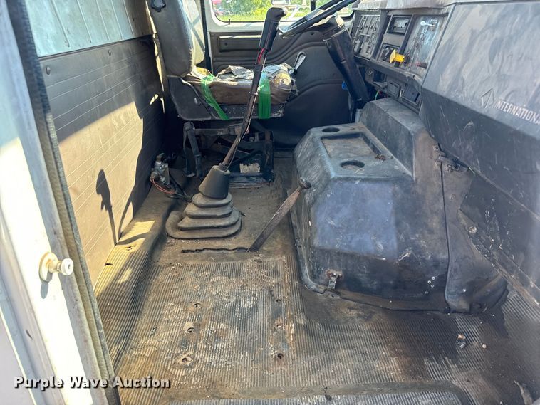 image for item MU9863 1996 International  8100 Truck cab and chassis