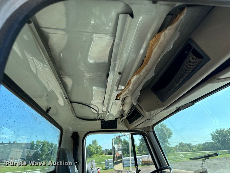 image for item MU9863 1996 International  8100 Truck cab and chassis