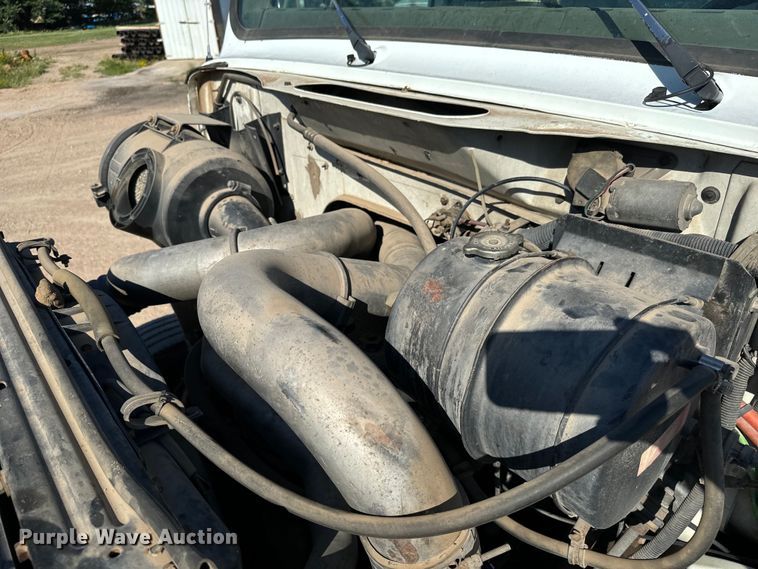 image for item MU9863 1996 International  8100 Truck cab and chassis