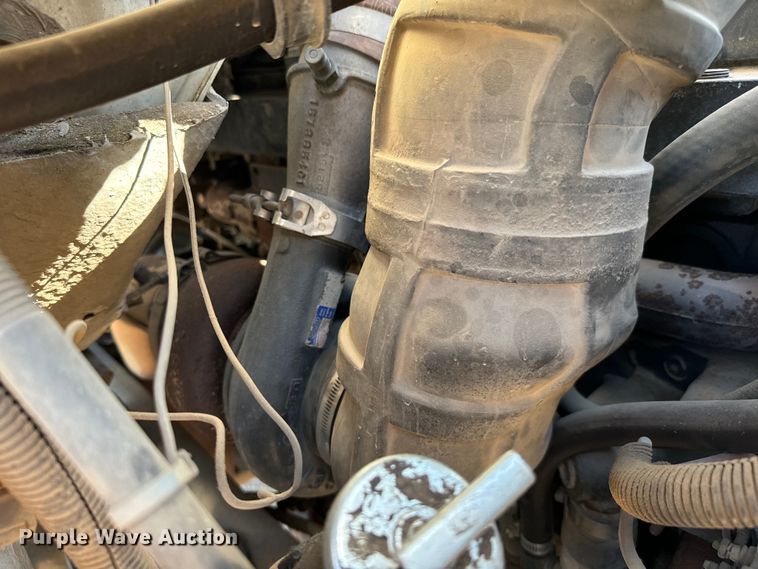 image for item MU9863 1996 International  8100 Truck cab and chassis