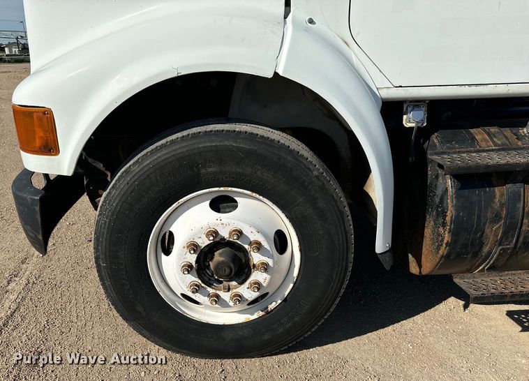 image for item MU9863 1996 International  8100 Truck cab and chassis