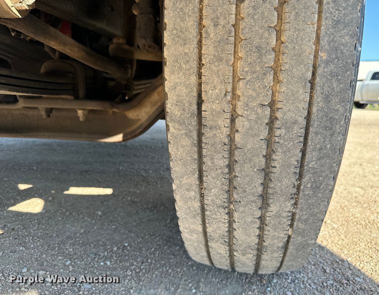 image for item MU9863 1996 International  8100 Truck cab and chassis