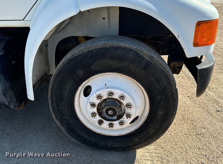 image for item MU9863 1996 International  8100 Truck cab and chassis