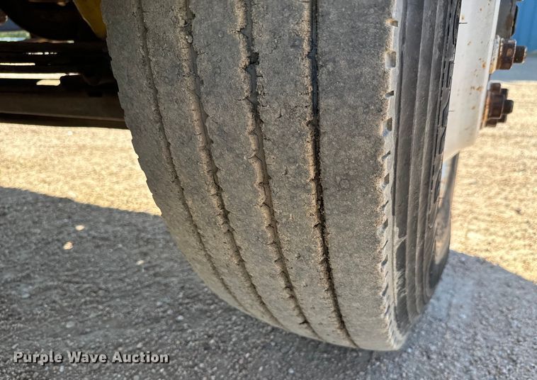 image for item MU9863 1996 International  8100 Truck cab and chassis