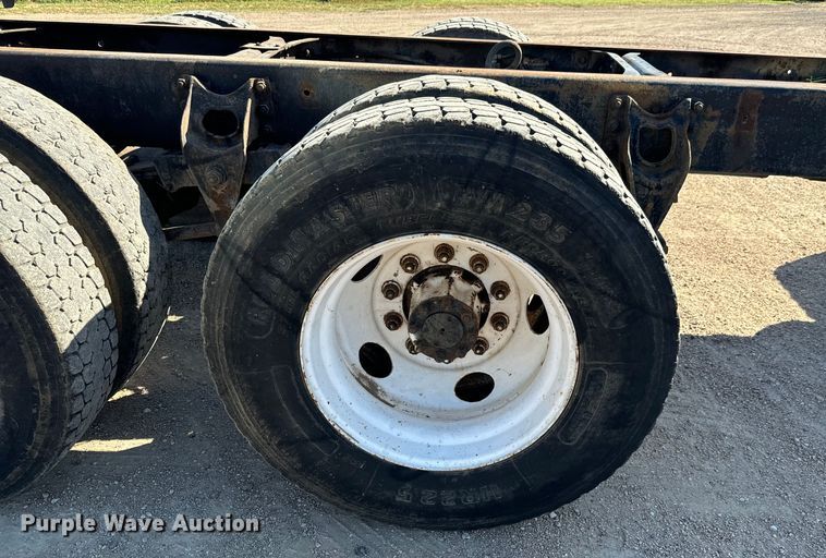 image for item MU9863 1996 International  8100 Truck cab and chassis