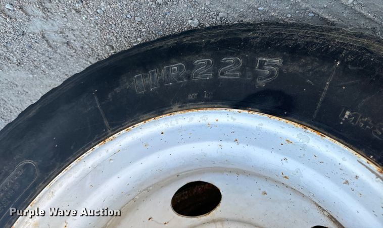 image for item MU9863 1996 International  8100 Truck cab and chassis