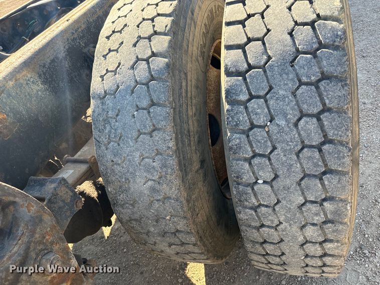 image for item MU9863 1996 International  8100 Truck cab and chassis