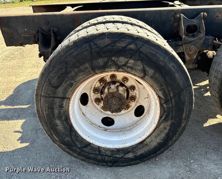 image for item MU9863 1996 International  8100 Truck cab and chassis