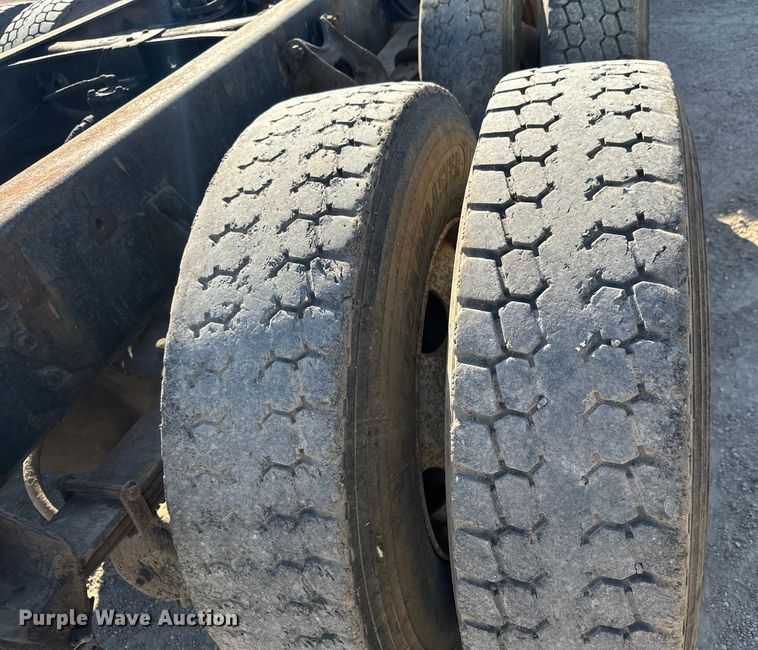 image for item MU9863 1996 International  8100 Truck cab and chassis