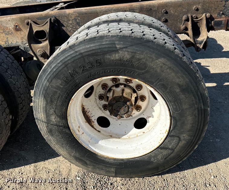 image for item MU9863 1996 International  8100 Truck cab and chassis