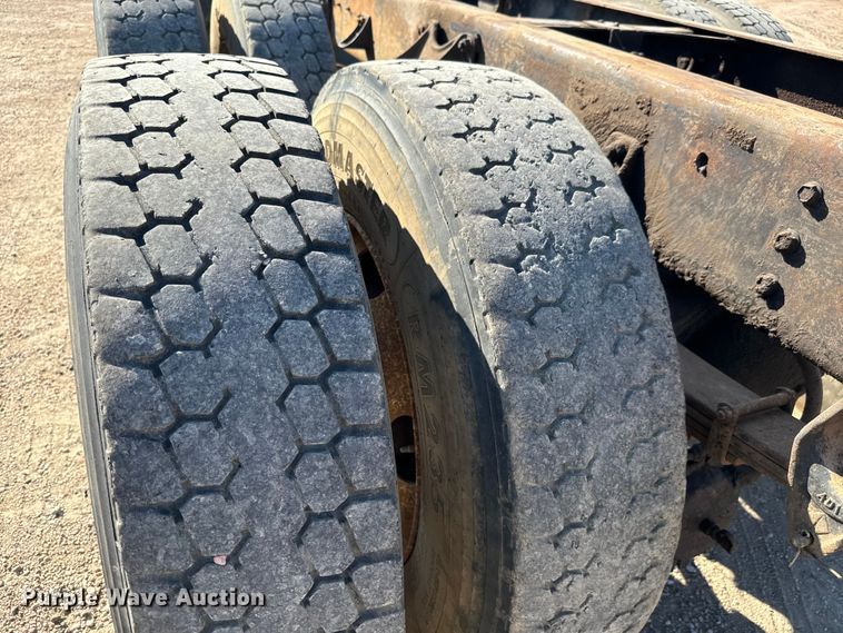 image for item MU9863 1996 International  8100 Truck cab and chassis