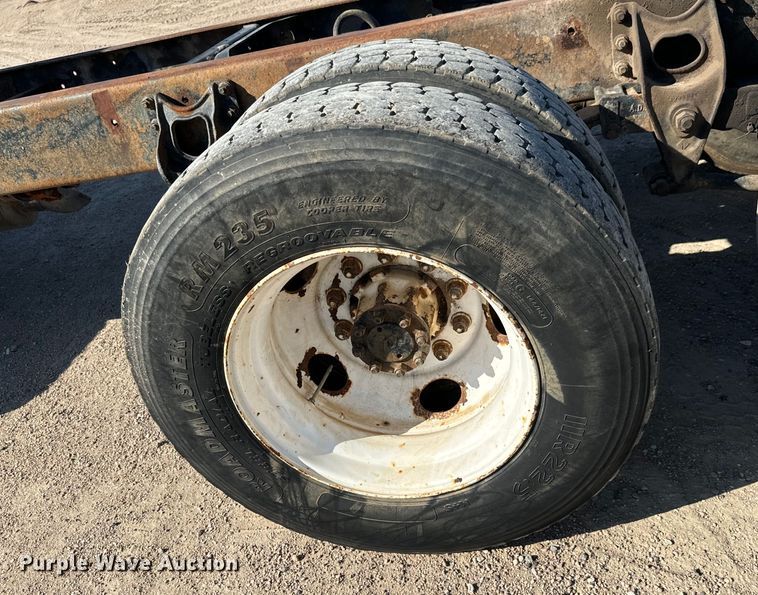 image for item MU9863 1996 International  8100 Truck cab and chassis