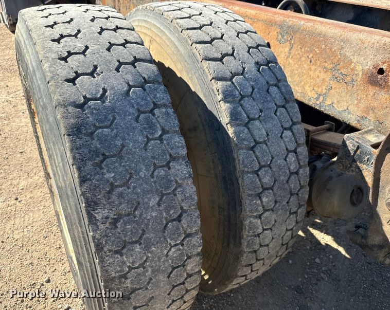 image for item MU9863 1996 International  8100 Truck cab and chassis