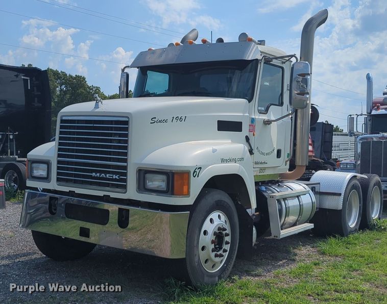 image for item NG9992 2012 Mack CHU613  semi truck