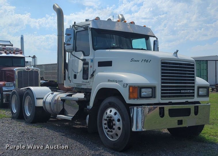 image for item NG9992 2012 Mack CHU613  semi truck