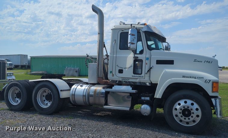 image for item NG9992 2012 Mack CHU613  semi truck