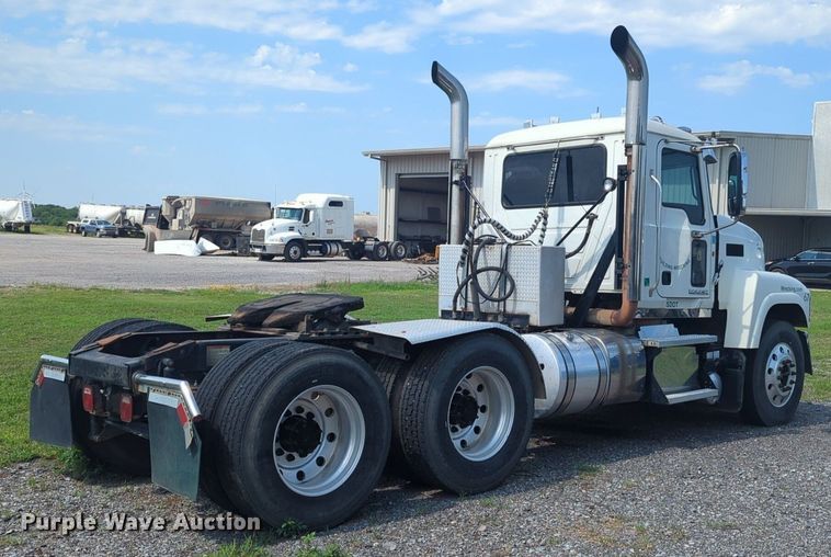 image for item NG9992 2012 Mack CHU613  semi truck