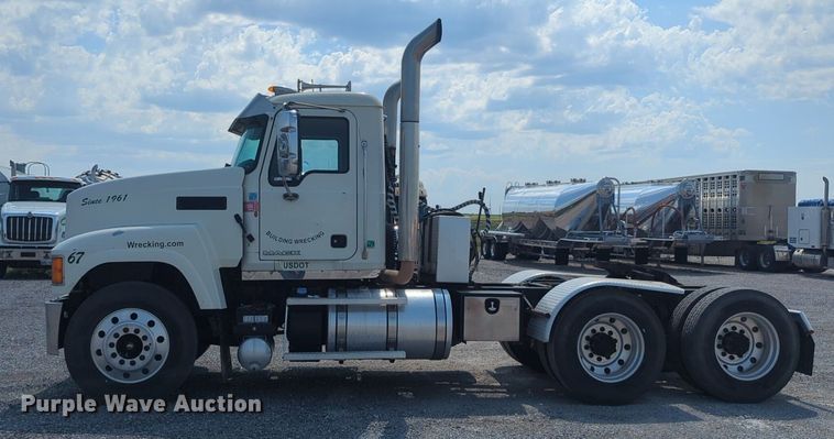 image for item NG9992 2012 Mack CHU613  semi truck