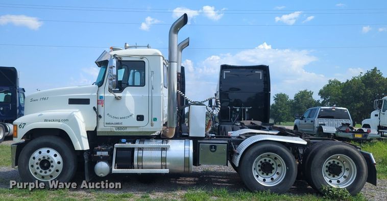 image for item NG9992 2012 Mack CHU613  semi truck
