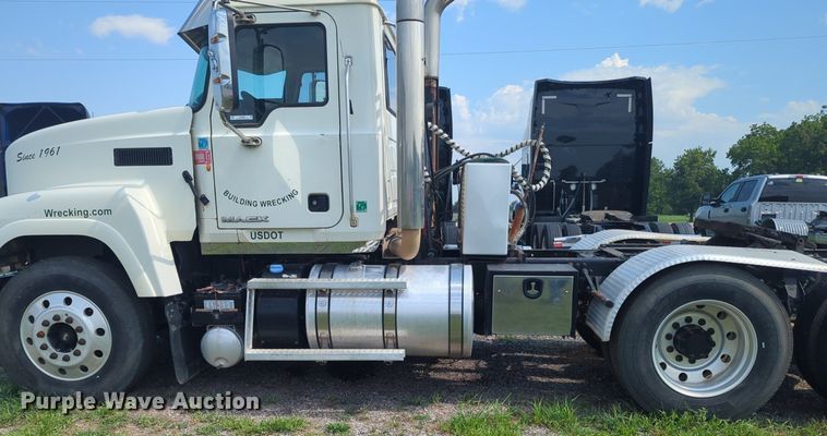 image for item NG9992 2012 Mack CHU613  semi truck