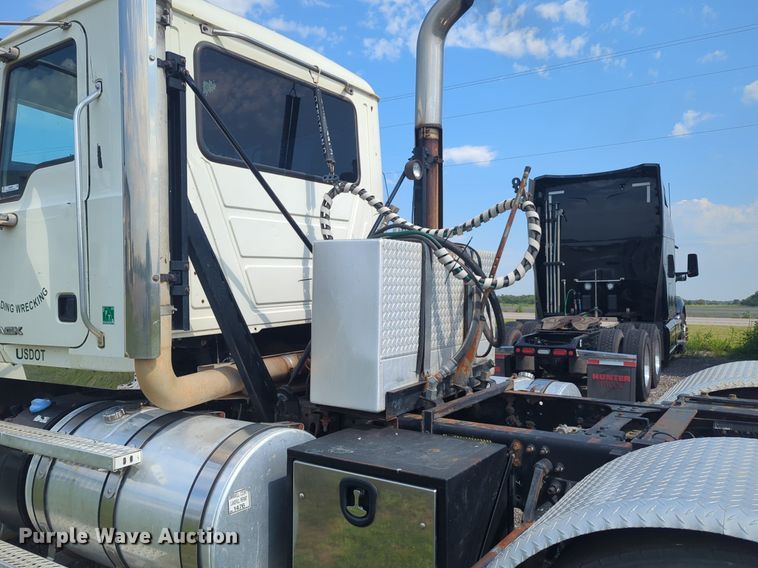 image for item NG9992 2012 Mack CHU613  semi truck