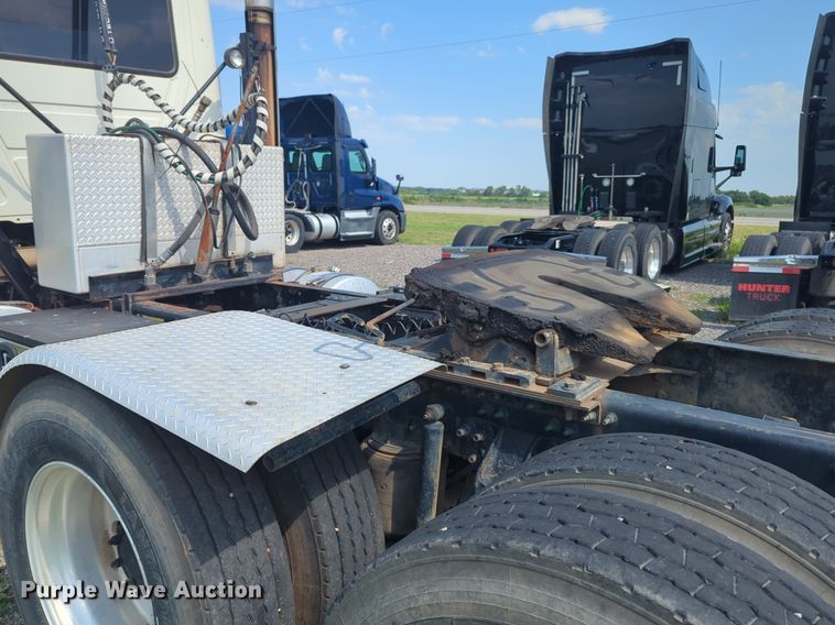 image for item NG9992 2012 Mack CHU613  semi truck