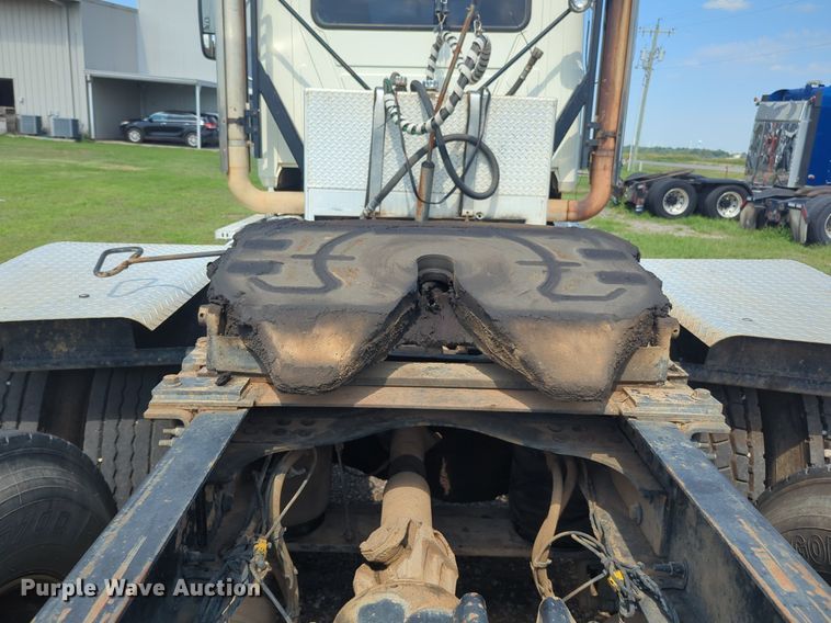 image for item NG9992 2012 Mack CHU613  semi truck