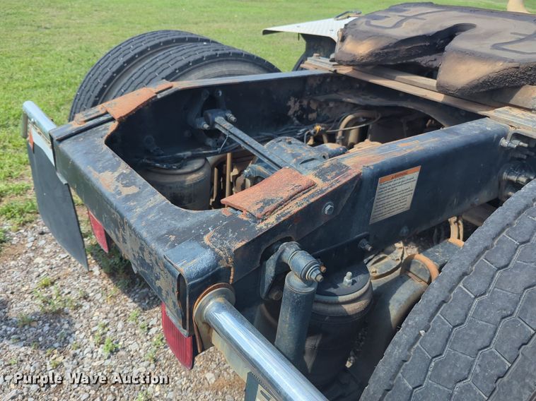 image for item NG9992 2012 Mack CHU613  semi truck