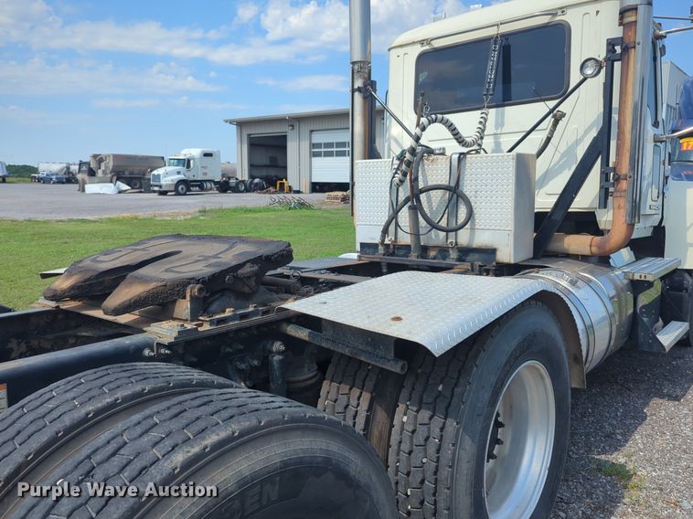 image for item NG9992 2012 Mack CHU613  semi truck