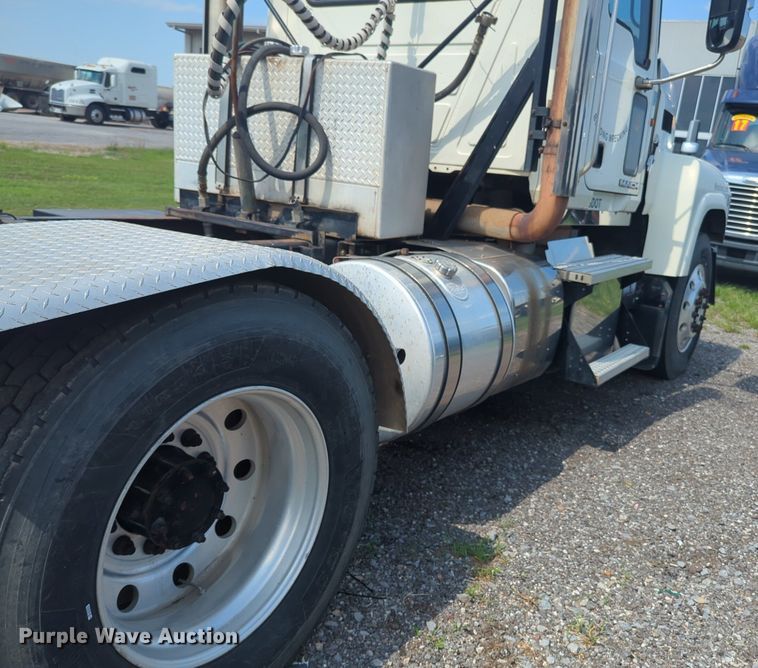 image for item NG9992 2012 Mack CHU613  semi truck