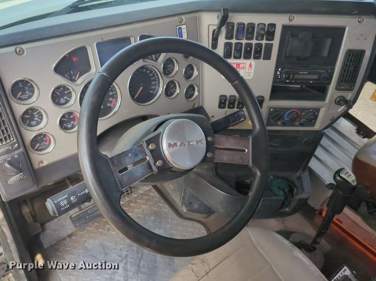 image for item NG9992 2012 Mack CHU613  semi truck