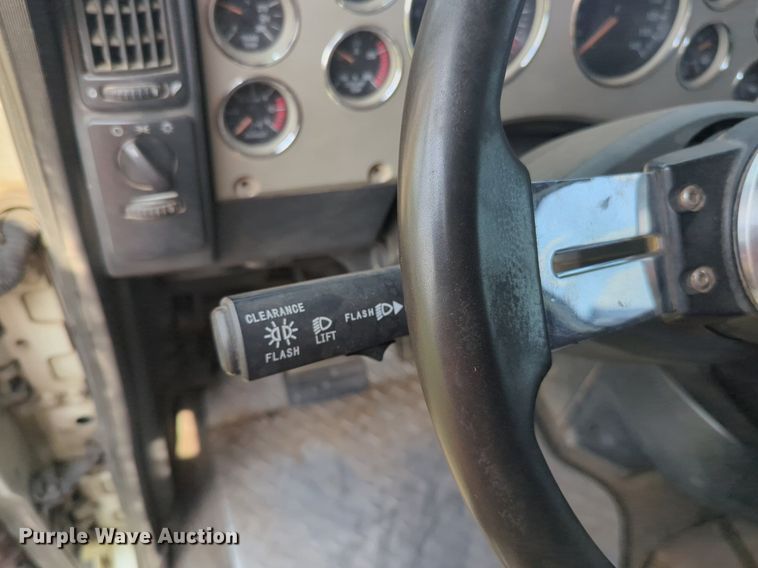 image for item NG9992 2012 Mack CHU613  semi truck