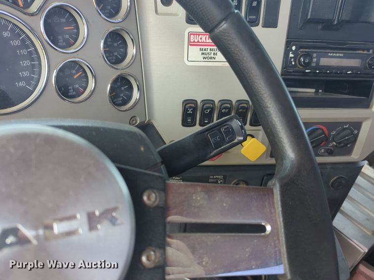 image for item NG9992 2012 Mack CHU613  semi truck