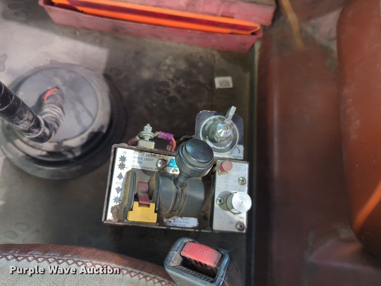 image for item NG9992 2012 Mack CHU613  semi truck