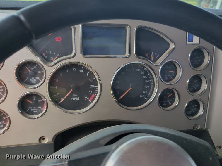 image for item NG9992 2012 Mack CHU613  semi truck