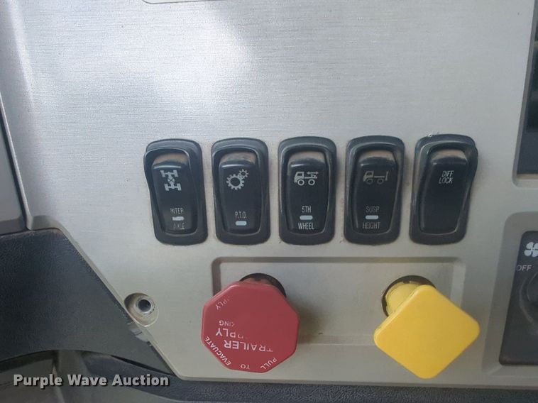 image for item NG9992 2012 Mack CHU613  semi truck