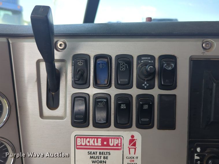 image for item NG9992 2012 Mack CHU613  semi truck